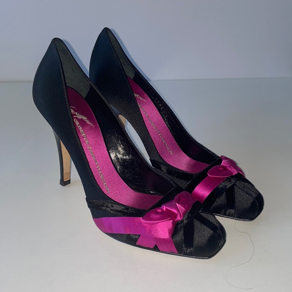 Giuseppe Zanotti sz. 37 1/2 Pink/Black Satin & Velvet Pumps